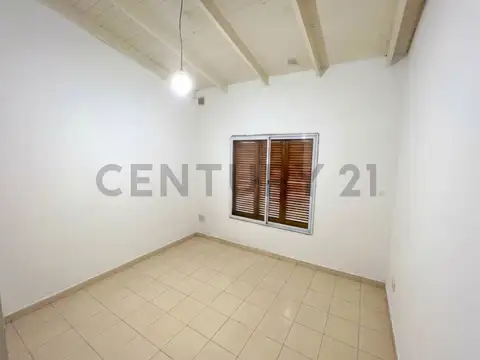 CASA DE 2 DORMITORIOS CON AMPLIO PATIO VERDE. VENADO TUERTO