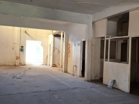 Galpón en Zona Industrial (I1) con Amplia Superficie Cubierta y Potencial Comercial- En Venta
