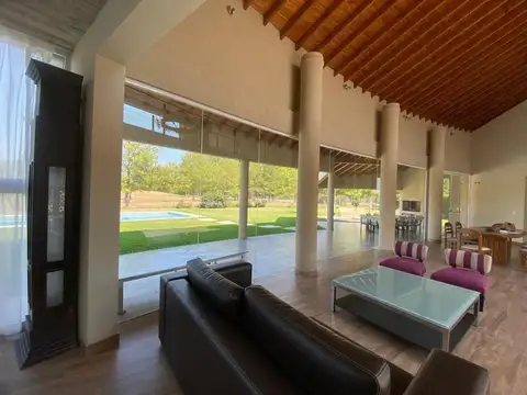 Casa 6 ambientes con 4 baños