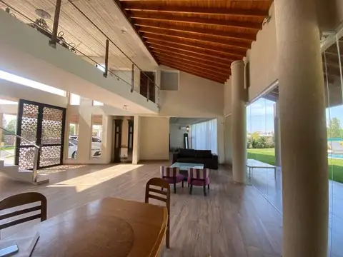 Casa en Venta con 4 cocheras