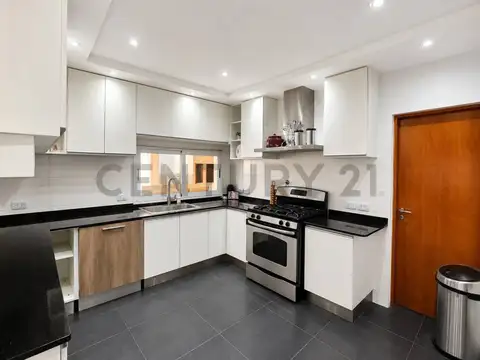 Casa 8 ambientes con 4 baños