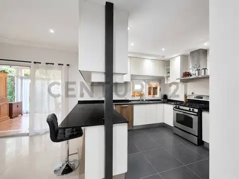 Casa en Venta con 3 cocheras