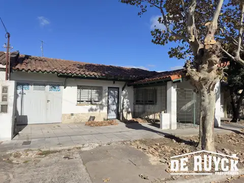 Casa en Ezpeleta Este, próxima Avenida Mitre. amplio lote, apta credito