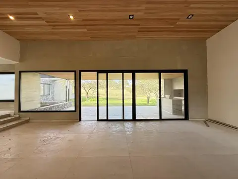 Casa en Venta con 3 cocheras