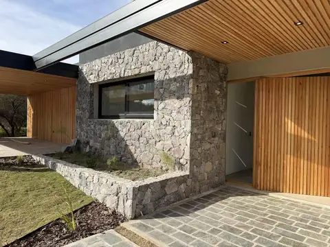 Casa 3 ambientes con 5 baños