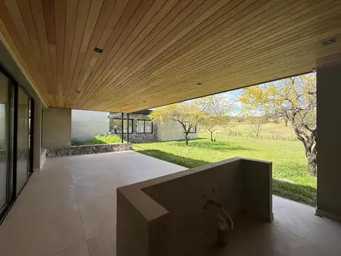 Casa en Venta con 3 cocheras