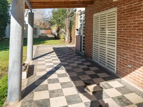 16 bis e/486 y 487 Casa tipo quincho venta Gonnet