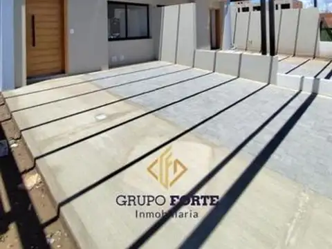Casa en Venta con 4 cocheras