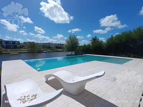EL NAUDIR CASA AL AGUA