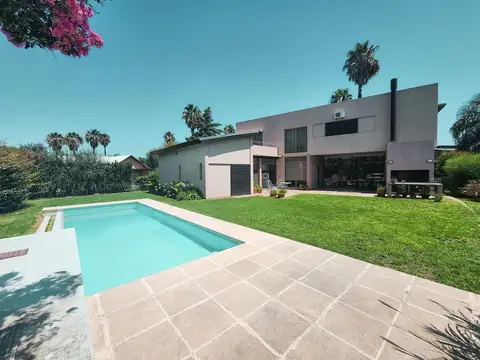 Casa de 3-4 dormitorios con pileta en San Marino - Funes Hills