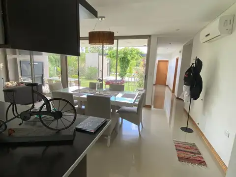 Casa 5 ambientes con 2 baños