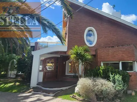Casa en Venta con 3 cocheras