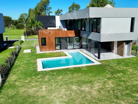 Casa en Venta con 4 cocheras