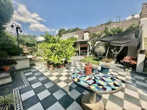 Casa en Echesortu 3 Dormitorios con Jardi, Terraza y Cochera
