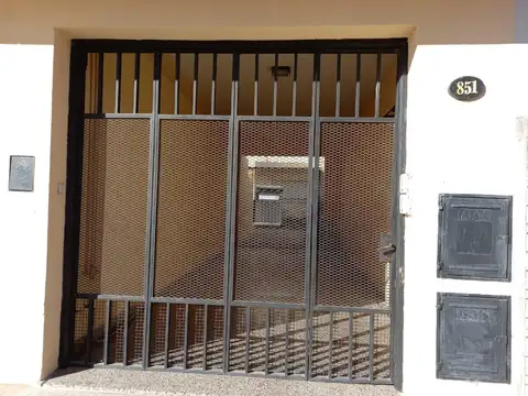 Departamento de 3 ambientes con COCHERA y JARDÍN, en LOBOS