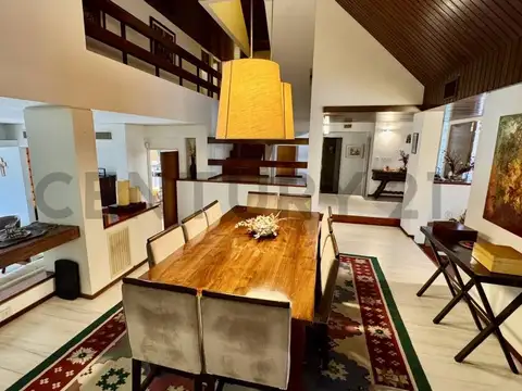 Casa en Alquiler con 2 cocheras