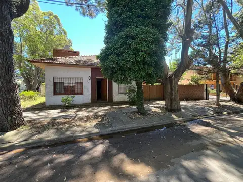 CHALET CUATRO AMBIENTES CON JARDIN Y COCHERA