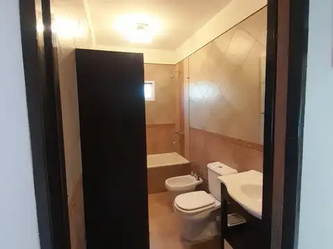 Casa 8 ambientes con 3 baños