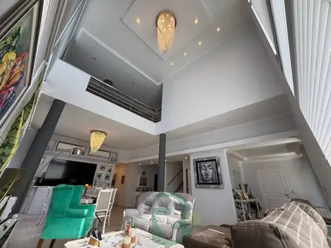 Casa 8 ambientes con 7 baños