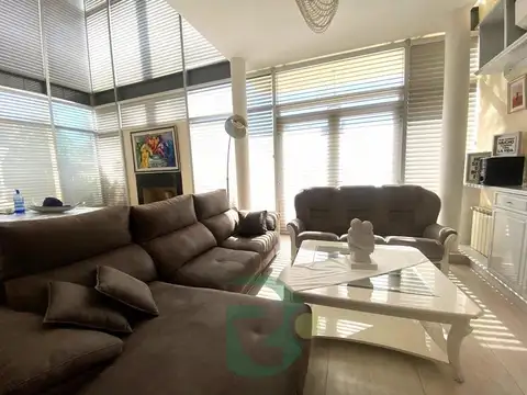 Casa en Venta con 8 cocheras