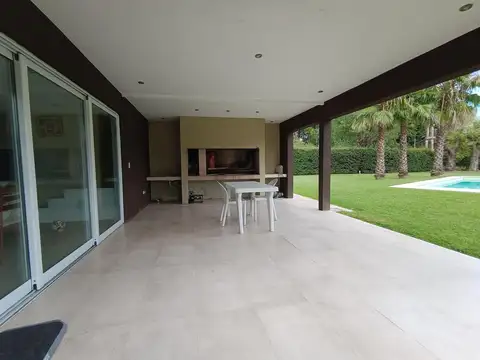 Casa con ambientes amplios y luminosos, con gran parque