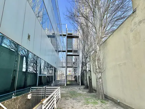 IMPORTANTE PISO DE OFICINAS EN MODERNO EDIFICIO A MTS. DE AU. PANAMERICANA, EN MARTINEZ.