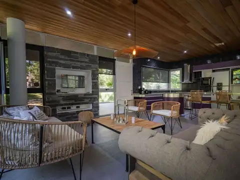 Casa en Venta con 2 cocheras