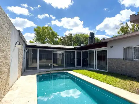 CASA EN VENTA 3 DORMITORIOS Y PILETA BAIGORRIA