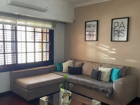 Casa Sobre Lote de 8,66 x 26,50 con Cochera 2 Autos, Fondo, Playroom y Suitte con Vestidor