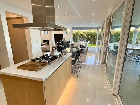 Casa 5 ambientes con 3 baños