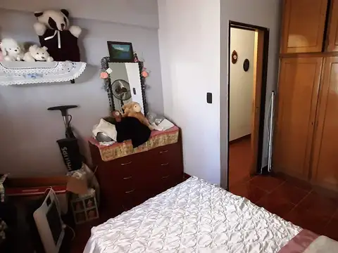 Departamento en PH de 3 amb. Único x pasillo, entrada independiente. Amplio patio.