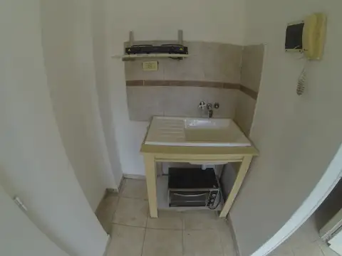 Departamento Monoambiente AL FRENTE muy luminoso con dos ventanas a la calle - Edificio con ascensor - baño – cocina kitchenette (cocina eléctrica – horno eléctrico – calefón eléctrico). Expensas $ 215.000 incluye luz del depto. Próximo subte y metro