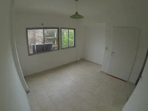 Departamento Monoambiente AL FRENTE muy luminoso con dos ventanas a la calle - Edificio con ascensor - baño – cocina kitchenette (cocina eléctrica – horno eléctrico – calefón eléctrico). Expensas $ 215.000 incluye luz del depto. Próximo subte y metro