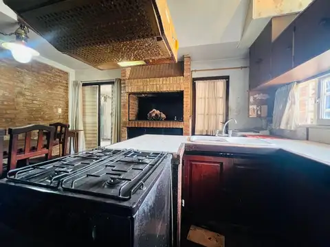 SE VENDE CASA POETA LUGONES A 100 MTS DE M.CABRERA