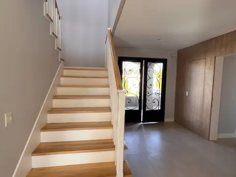 Casa en Alquiler con 2 cocheras