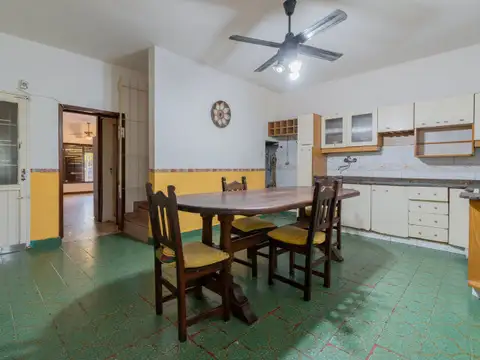Casa de 5 ambientes con cochera y gran jardín