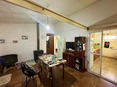 Casa 8 ambientes con 2 baños