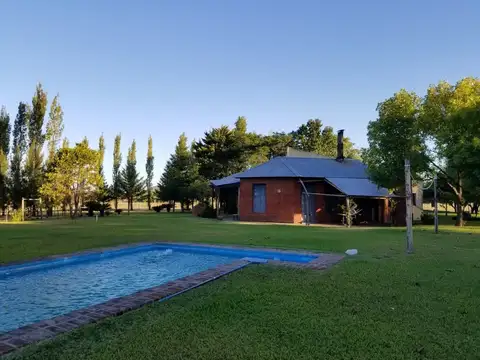 100 has. 2has de casco. Vivienda de 350 m2 cubiertos. 1000m de frente sobre ruta 42