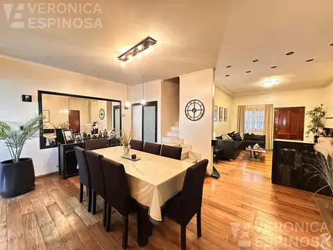Casa 5 ambientes con pileta y quincho en venta en Moron