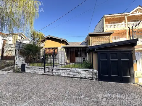 Casa 5 ambientes con pileta y quincho en venta en Moron