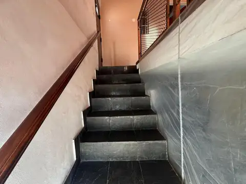 Casa 4 ambientes en dos plantas en venta en Moreno centro