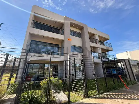 3 Ambientes con Parrilla y Patio + Espacio Guarda Coche