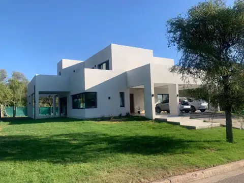Exclusiva casa en venta- Los quebrachos