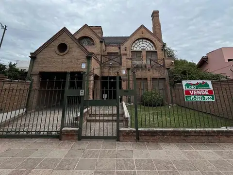 VENDE IMPORTANTE CASA 6 AMBIENTES CON PISCINA EN PILAR 