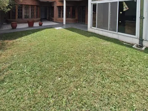 VENDE IMPORTANTE CASA 6 AMBIENTES CON PISCINA EN PILAR 