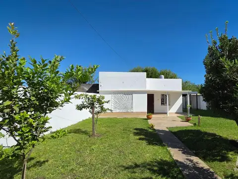 Casa con extenso terreno sobre Sourigues, a 150 mts de Ac. Dr. Bastián.
