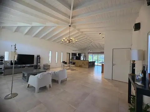 Casa en Venta con 4 cocheras
