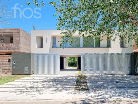 VENTA CASA A ESTRENAR DE TRES DORMITORIOS, CON JARDIN, PILETA Y COCHERA EN FISHERTON
