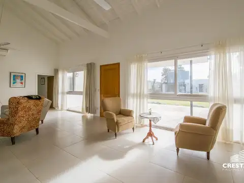 Casa en Alquiler con 2 cocheras