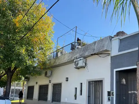 Casa 4 ambientes con terraza y cochera en venta